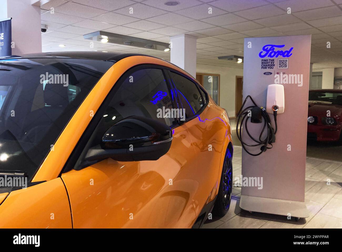 2023 Orange Ford Mustang GT Mach-E Elektro-SUV GT AWD im Autohaus, Großbritannien Stockfoto