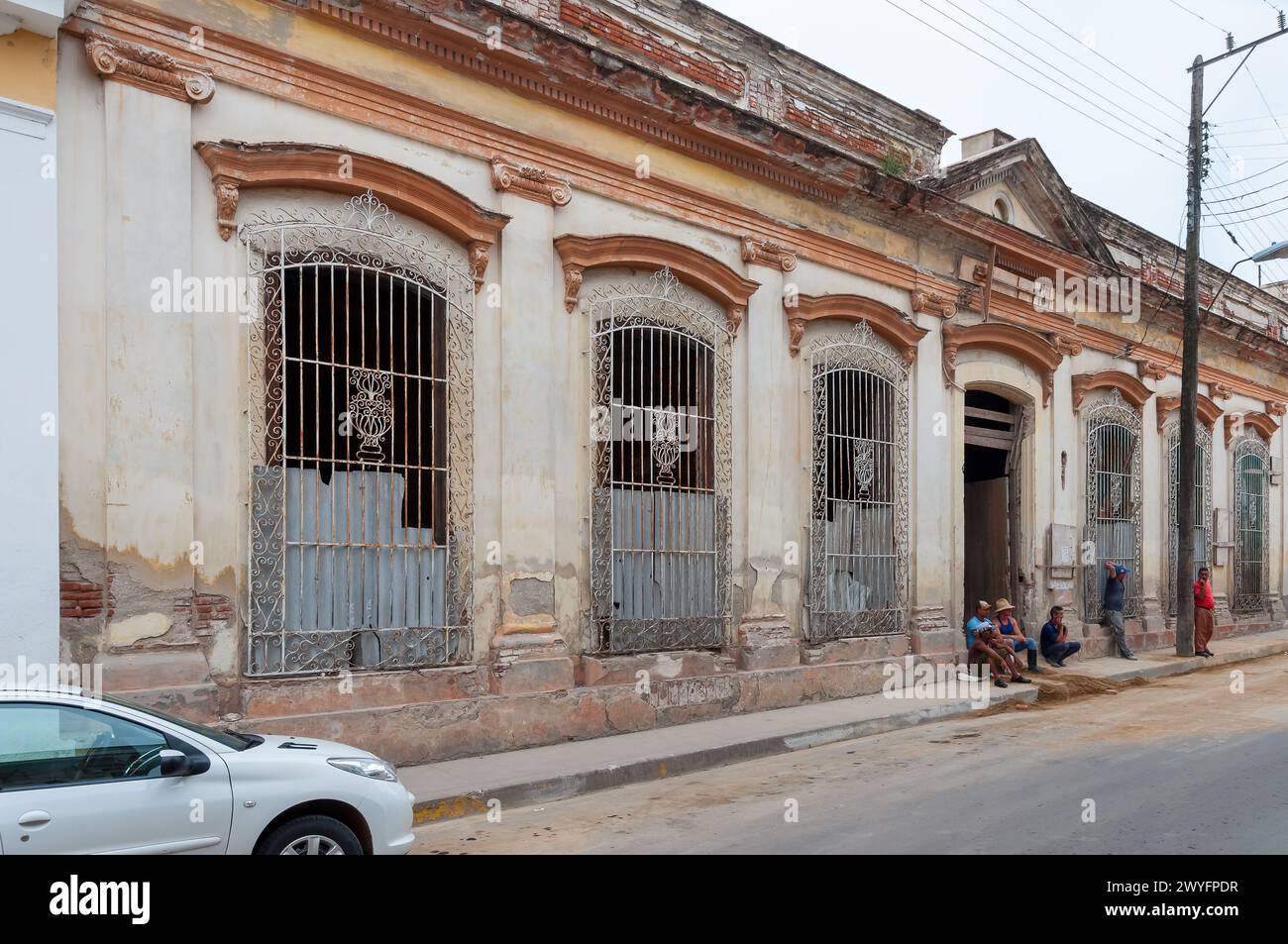 Verwitterte beschädigte Fassade des Santa Rosalia Restaurant Kolonialgebäudes in Santa Clara, Villa Clara, Kuba Stockfoto