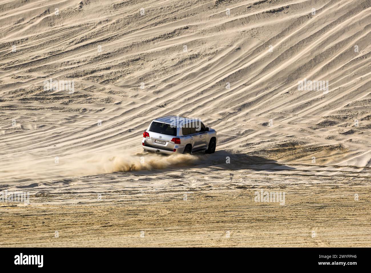 Westwüste von Katar, wo die Leute teure SUVs fahren, um Spaß zu haben. Stockfoto