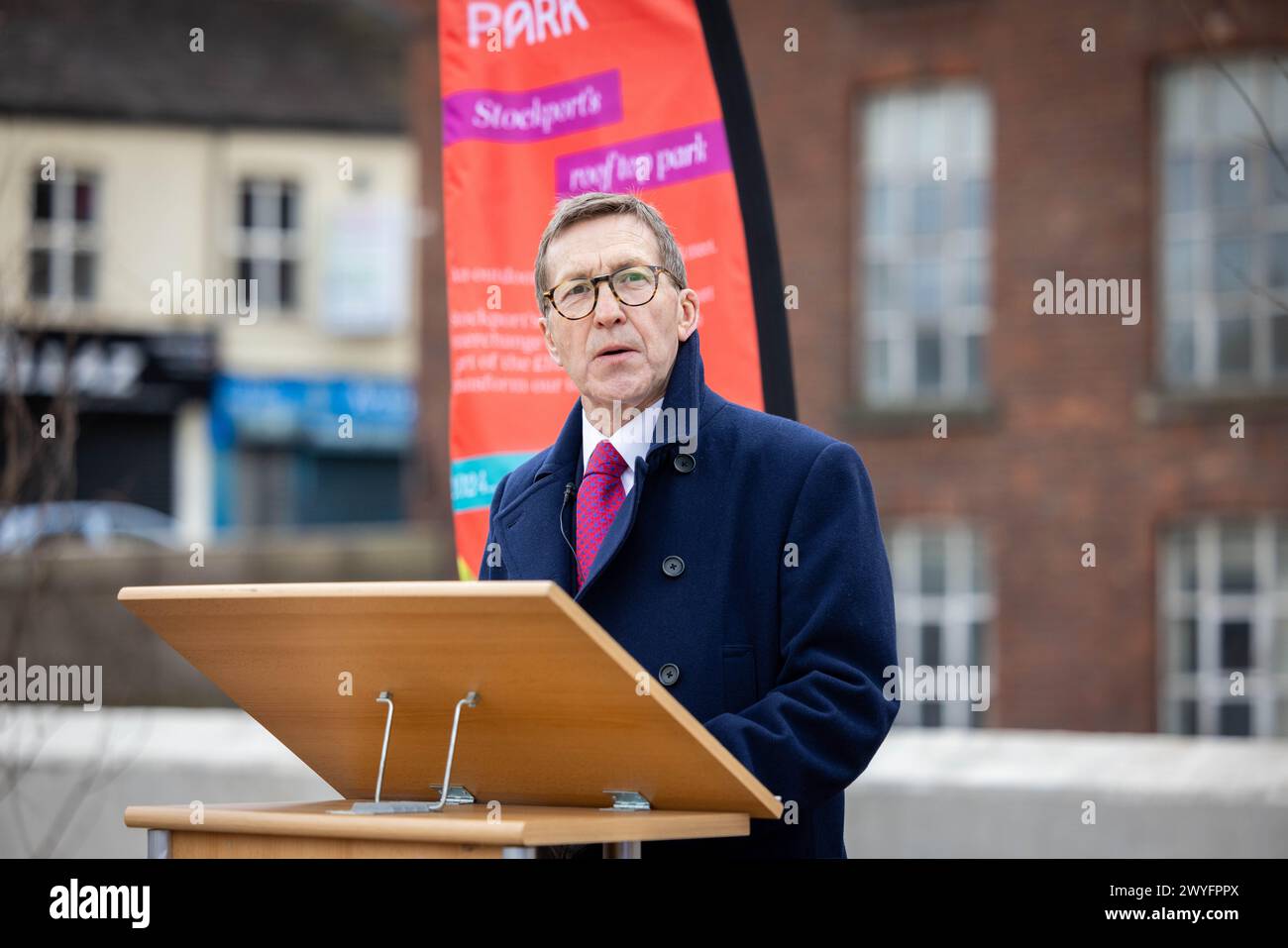 Stockport Transport Interchange und Viaduct Park offizielle Eröffnung - 18. März 2024. Cllr Mark Hunter (Vorsitzender des Stockport Council). Stockfoto