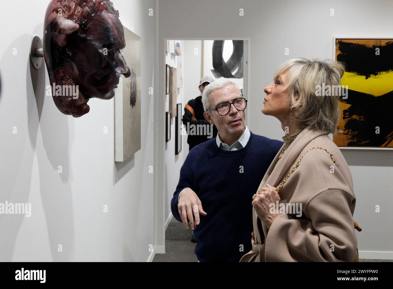 Paris, Frankreich. April 2024. Hélène Mercier-Arnault besucht die Art Paris Fair 2024 am 5. April 2024 in Paris. Kredit: Gerard Crossay/Alamy Stoc Stockfoto