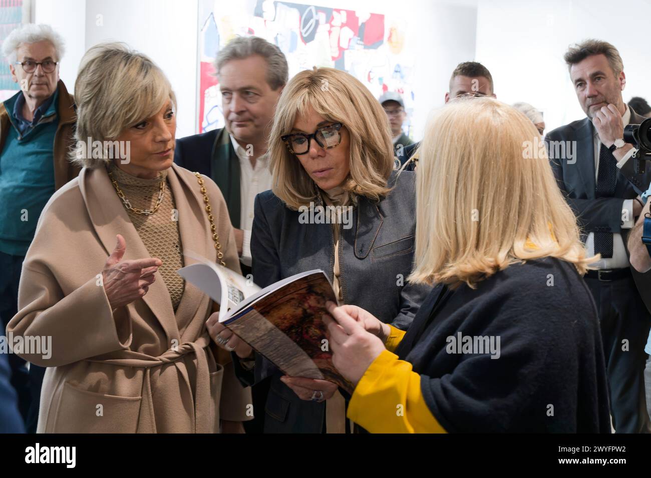 Paris, Frankreich. April 2024. Hélène Mercier-Arnault und Brigitte Macron besuchen die Art Paris Fair 2024 am 5. April 2024 in Paris. Quelle: Gerard Stockfoto