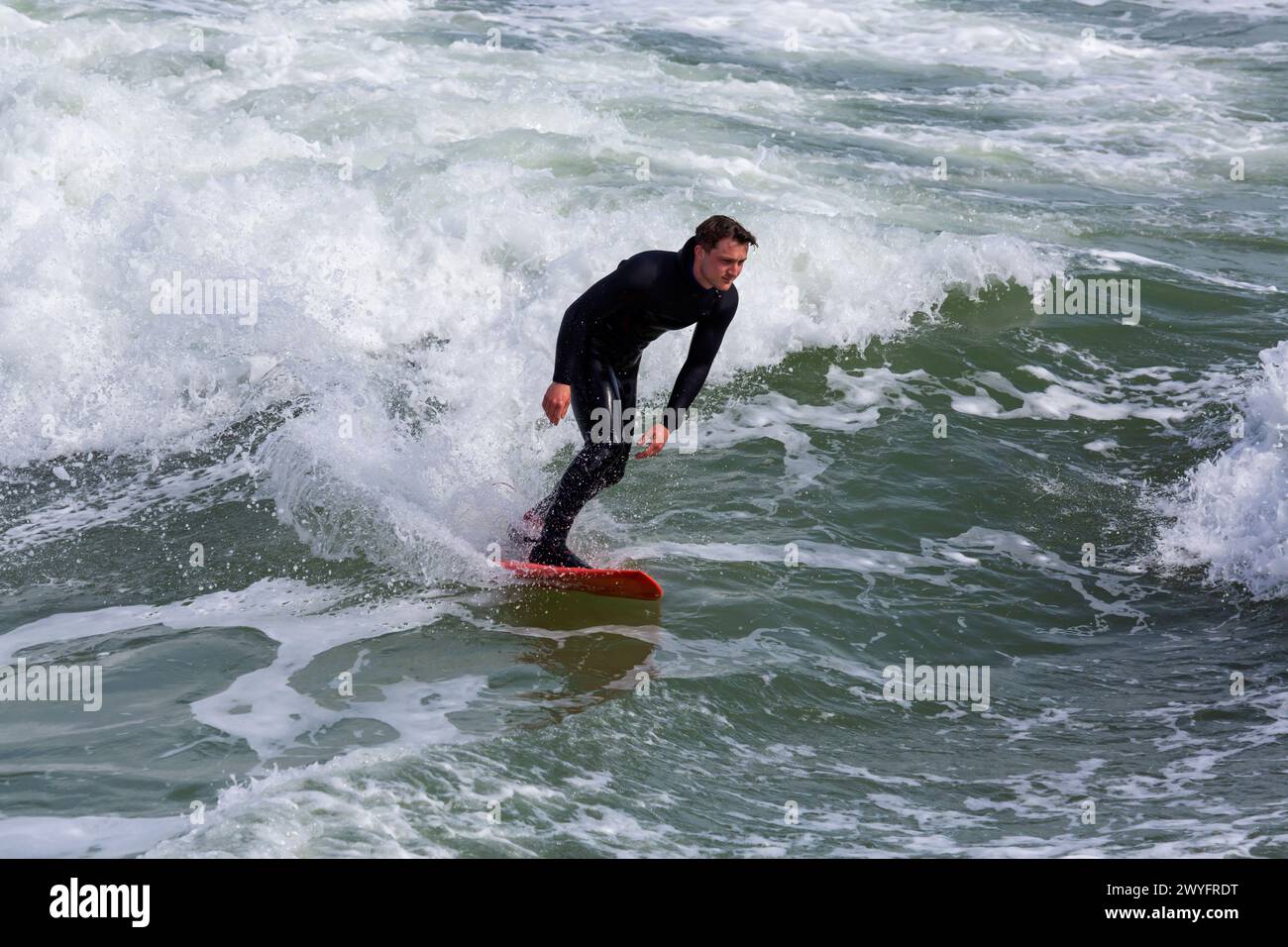 Bournemouth, Dorset, Großbritannien. April 2024. Wetter in Großbritannien: Surfer können die großen Wellen am Bournemouth Beach an einem warmen, sonnigen und windigen Nachmittag optimal nutzen. Quelle: Carolyn Jenkins/Alamy Live News Stockfoto