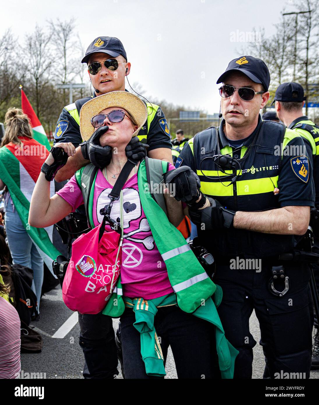 DEN HAAG - die Schwedin Greta Thunberg nimmt an einer Blockade der A12 Teil. Thunberg war bei der 37. Straßenblockade anwesend, als während der Aktion neue internationale Aktionen gegen fossile Subventionen angekündigt wurden. ANP RAMON VAN FLYMEN Credit: ANP/Alamy Live News Stockfoto