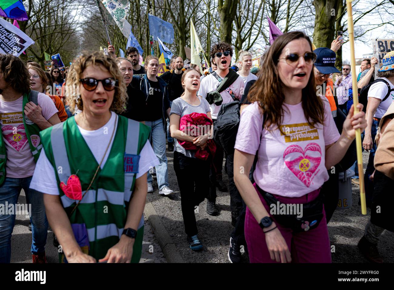 DEN HAAG - die Schwedin Greta Thunberg nimmt an einer Blockade der A12 Teil. Thunberg war bei der 37. Straßenblockade anwesend, als während der Aktion neue internationale Aktionen gegen fossile Subventionen angekündigt wurden. ANP RAMON VAN FLYMEN Credit: ANP/Alamy Live News Stockfoto