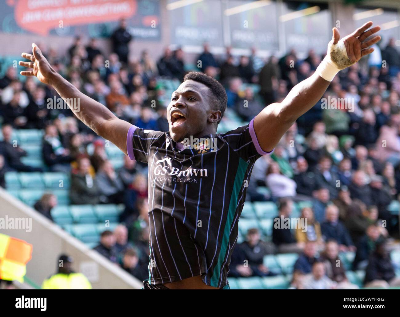 Edinburgh, Großbritannien. April 2024. Scottish Premiership - Hibernian FC gegen St Johnstone FC 06/04/2024 Ein jubelnder Stürmer von St. Johnstone, Adama Sidibeh, feiert, nachdem er den Besuchern in der 49. Minute 1-0 vor die Nase gestellt hat, als Hibernian in der schottischen Premiership im Easter Road Stadium, Edinburgh, UK Credit: Ian Jacobs/Alamy Live News Stockfoto