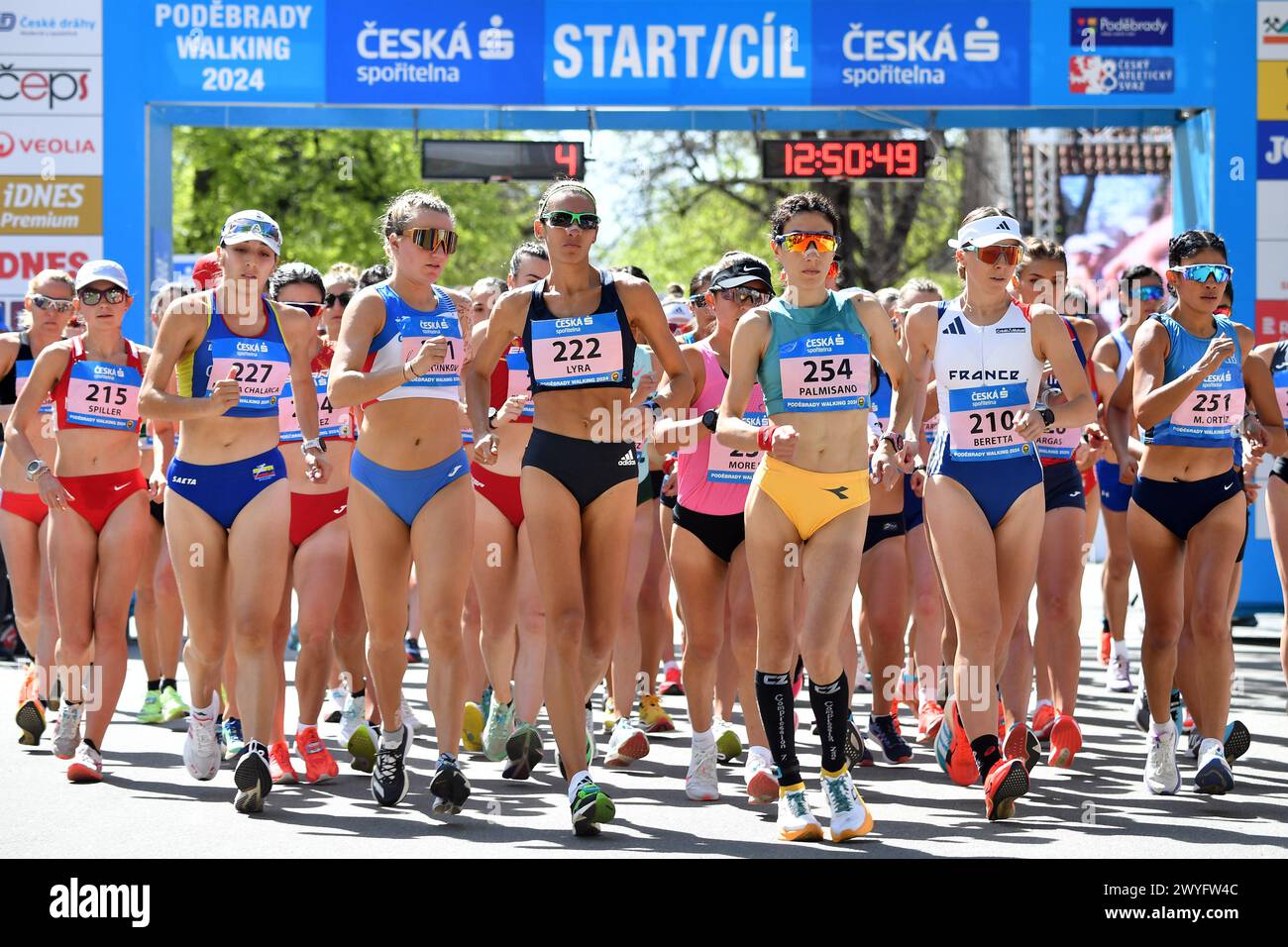 Podebrady, Tschechische Republik. April 2024. Das Gold Meeting des 20 km langen Walk of the WA Race Walking Tour für Damen in Podebrady in der Tschechischen Republik. (Kreditbild: © Slavek Ruta/ZUMA Press Wire) NUR REDAKTIONELLE VERWENDUNG! Nicht für kommerzielle ZWECKE! Stockfoto