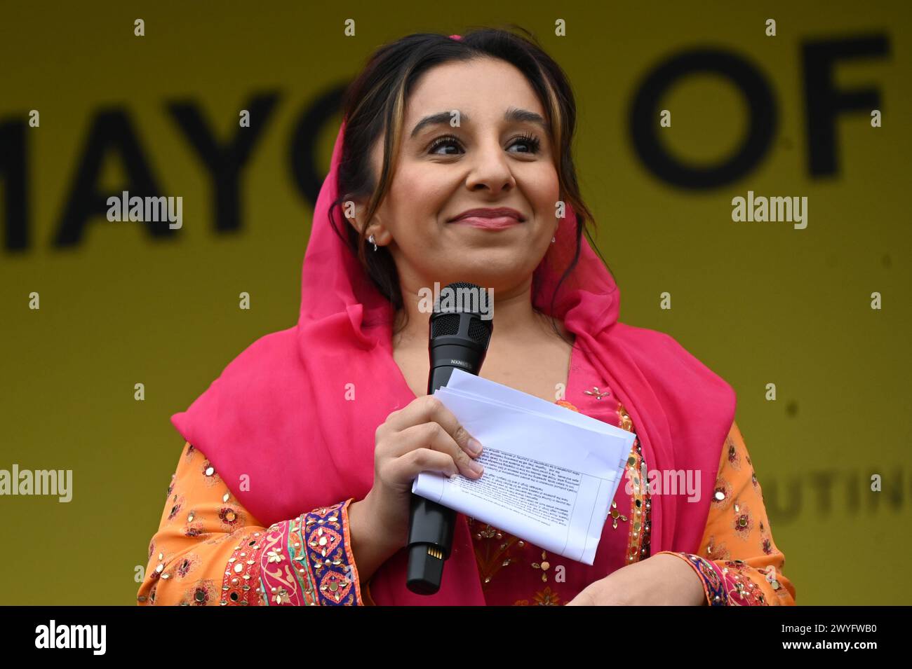 London, Großbritannien. April 2024. Moderator für das Sikh „Vaisakhi Festival 2024“, bei dem Auftritte beobachtet und von der Sikh-Gemeinde am Trafalgar Square, London, Großbritannien, kostenlos Tee und Essen serviert werden. Quelle: Siehe Li/Picture Capital/Alamy Live News Stockfoto