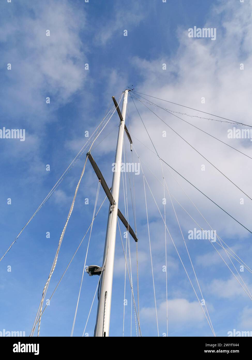 Der Mast eines Segelschiffes gegen den blauen Himmel Stockfoto