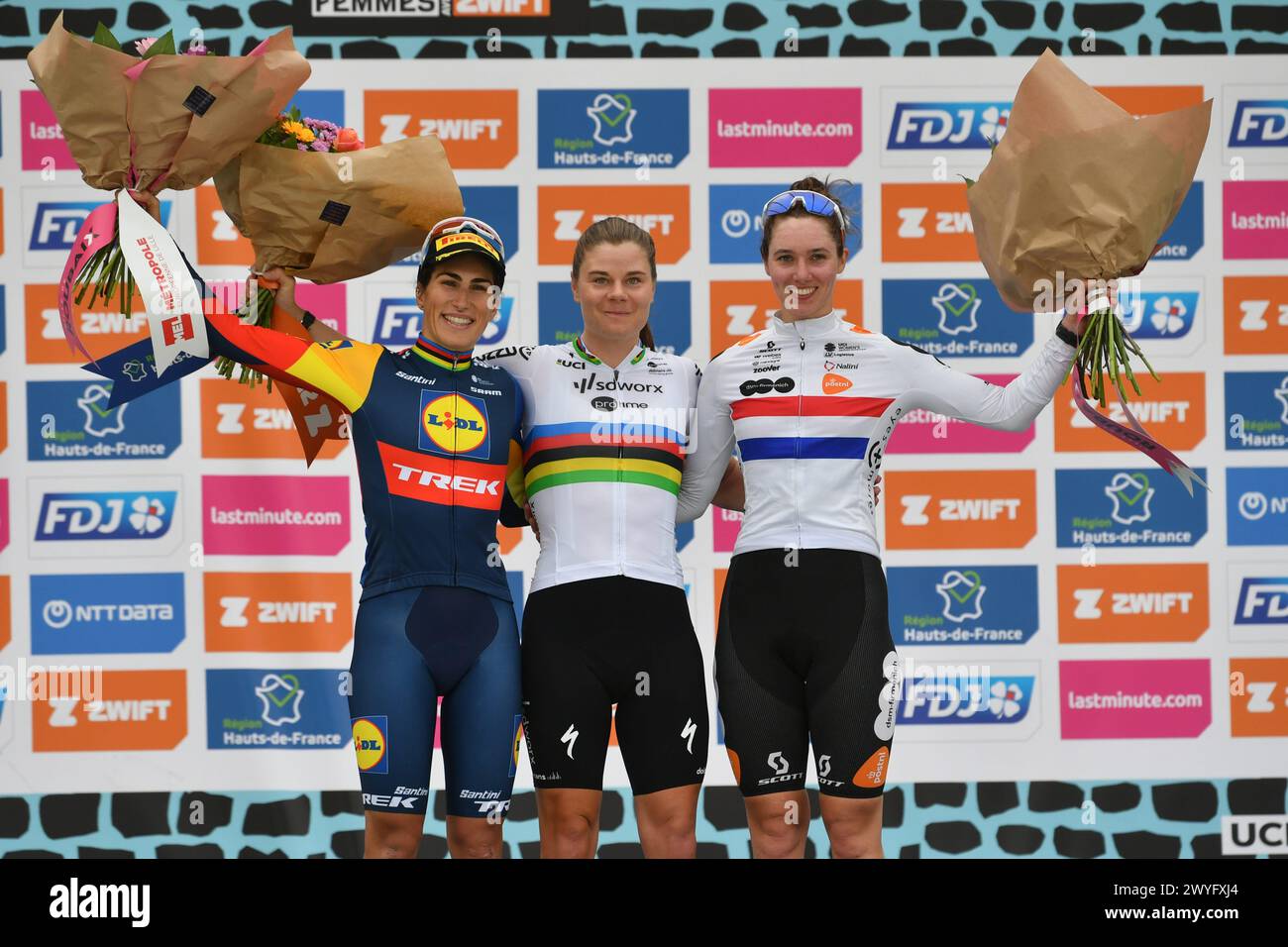 Frankreich. April 2024. © PHOTOPQR/VOIX DU NORD/BAZIZ CHIBANE ; 06/04/2024 ; ROUBAIX - LE : 06/04/2024 - La Classique Paris Roubaix 2024 feminine a eu lieu ce jour. ICI, la voctorieuse, la bel Champions du Monde Lotte Kopecky lors du Sprint Finale. ICI, sur le Podium avec Elisa Balsamo (g) et Pfeiffer Georgi (d). FOTO : BAZIZ CHIBANE/LA VOIX DU NORD Belgische Lotte Kopecky von SD Worx - ProTime gewann die 4. Ausgabe des Frauen-Elite-Rennens des Radrennens Paris-Roubaix Credit: MAXPPP/Alamy Live News Stockfoto