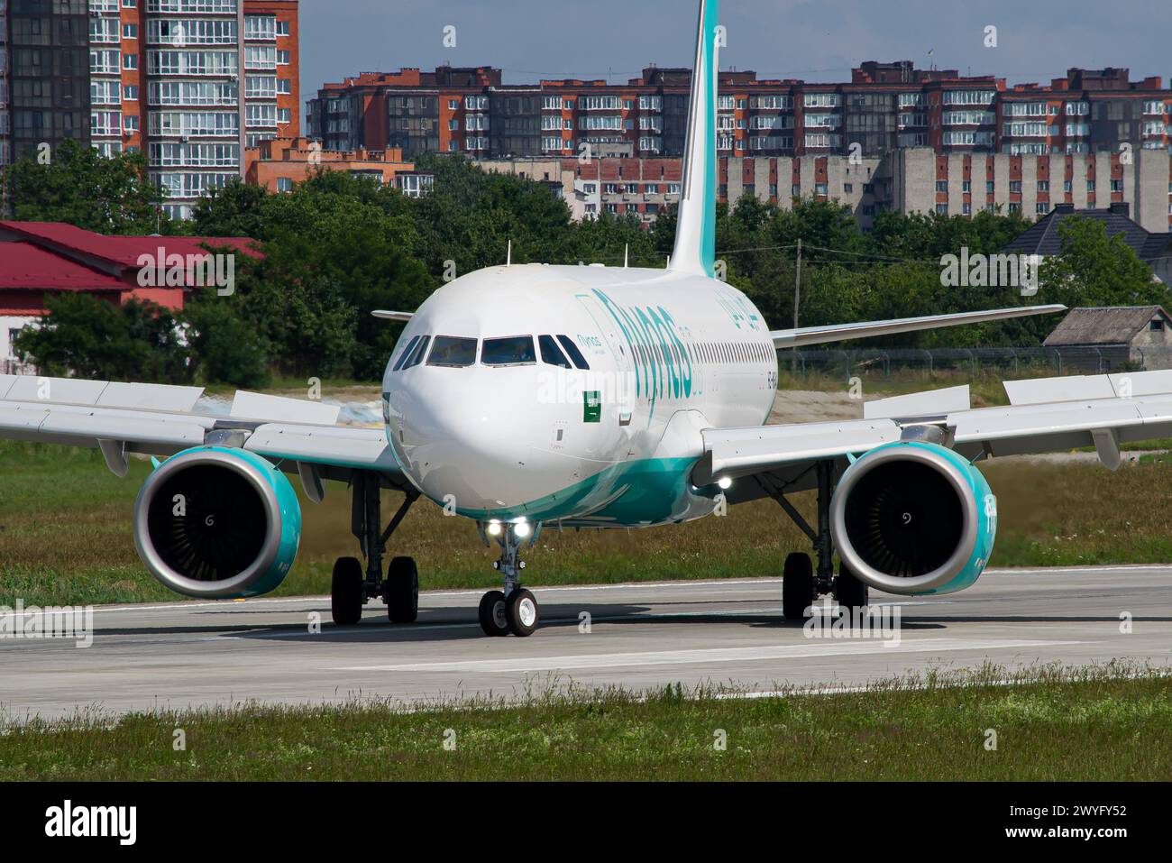 Der Flynas Airbus A320 der saudischen Fluggesellschaft fährt nach der Landung in Lemberg Stockfoto