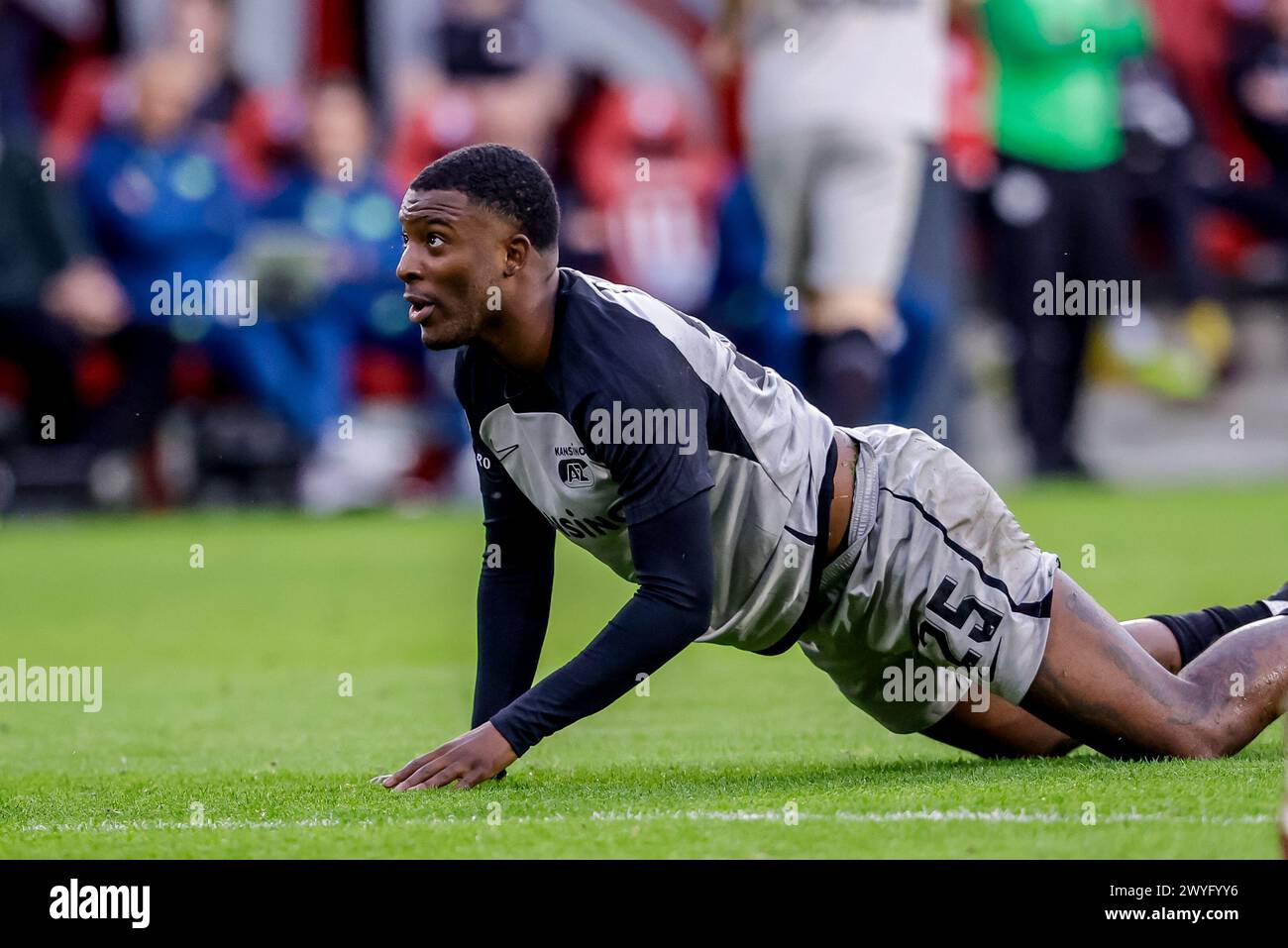 Eindhoven, Niederlande. April 2024. EINDHOVEN, NIEDERLANDE - 6. APRIL: Riechdly Bazoer von AZ Alkmaar sieht beim niederländischen Eredivisie-Spiel zwischen PSV und AZ am 6. April 2024 im Philips Stadion in Eindhoven, Niederlande, an. (Foto von /Orange Pictures) Credit: Orange Pics BV/Alamy Live News Stockfoto