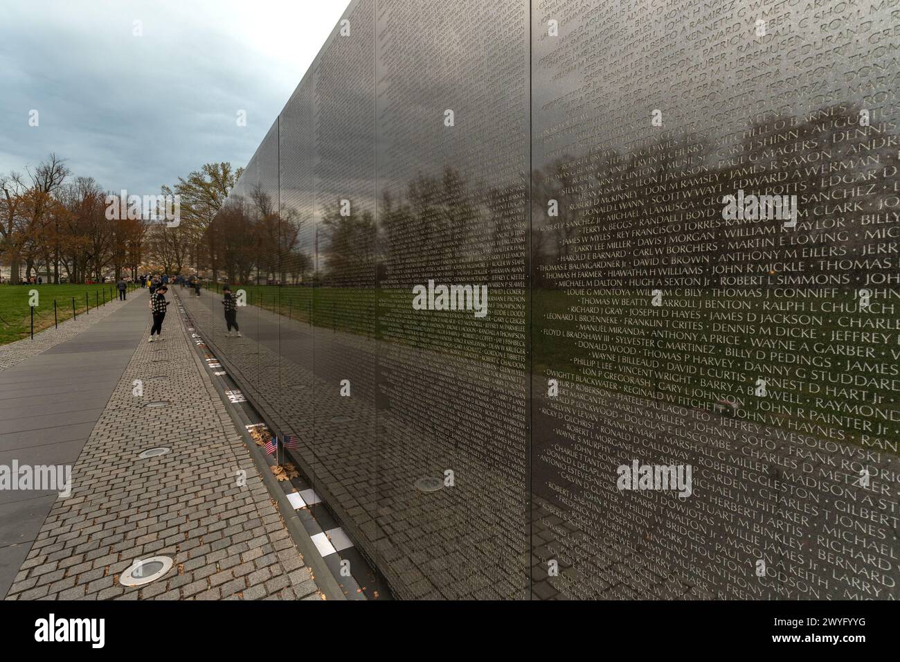 Washington DC - USA - 23. März 2024 Touristen besuchen das Vietnam Veterans Memorial. Wände aus schwarzem Granit, entworfen von Maya Lin, graviert mit den Namen o Stockfoto