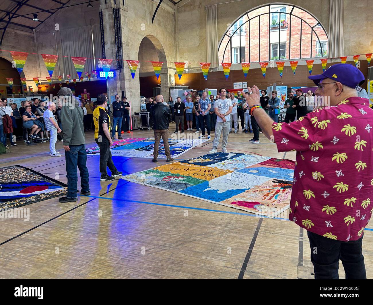 Paris, Frankreich, große Menschenmengen, innen, schauen sich das Aids Patchwork Project an, Halles des Blancs Manteaux, Printemps des Assoces, Le Marais Stockfoto