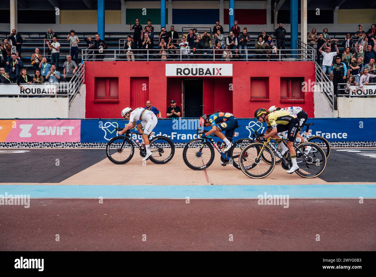 Roubaix, Frankreich. April 2024. Bild von Zac Williams/SWpix.com - 06/04/2024 - Radfahren - 2024 Paris Roubaix Femmes - Lotte Kopecky, SD Worx ProTime, gewinnt die Paris Roubaix Femmes 2024, Elisa Balsamo, lidl Trek, wird Zweiter und Pfeiffer Georgi, Team DSM Firmenich Post NL, wird Dritter. Quelle: SWpix/Alamy Live News Stockfoto