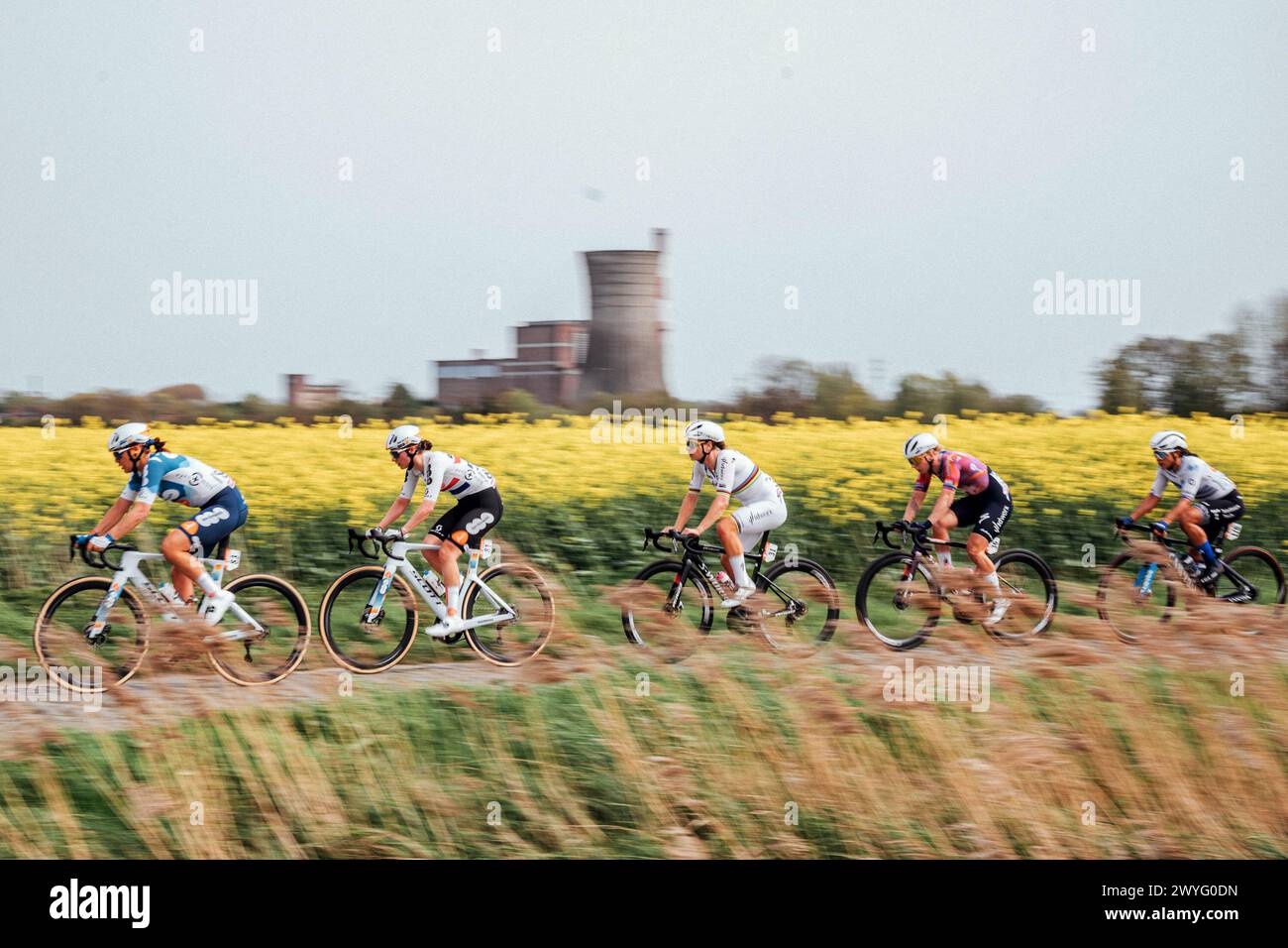 Roubaix, Frankreich. April 2024. Bild von Zac Williams/SWpix.com - 06/04/2024 - Radfahren - 2024 Paris Roubaix Femmes - Pfeiffer Georgi, Team DSM Firmenich Post NL, Lotte Kopecky, SD Worx ProTime. Quelle: SWpix/Alamy Live News Stockfoto