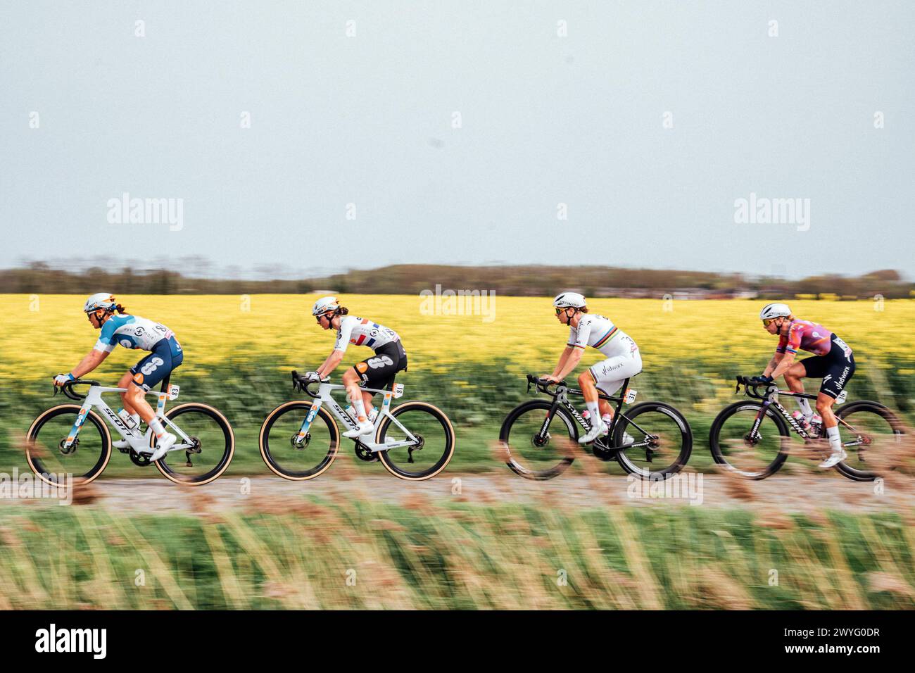 Roubaix, Frankreich. April 2024. Bild von Zac Williams/SWpix.com - 06/04/2024 - Radfahren - 2024 Paris Roubaix Femmes - Pfeiffer Georgi, Team DSM Firmenich Post NL, Lotte Kopecky, SD Worx ProTime. Quelle: SWpix/Alamy Live News Stockfoto