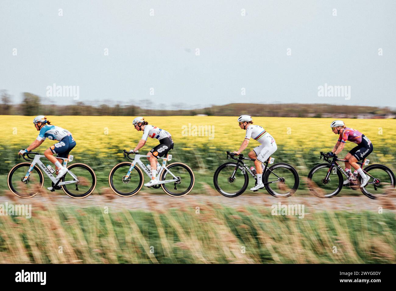 Roubaix, Frankreich. April 2024. Bild von Zac Williams/SWpix.com - 06/04/2024 - Radfahren - 2024 Paris Roubaix Femmes - Pfeiffer Georgi, Team DSM Firmenich Post NL, Lotte Kopecky, SD Worx ProTime. Quelle: SWpix/Alamy Live News Stockfoto