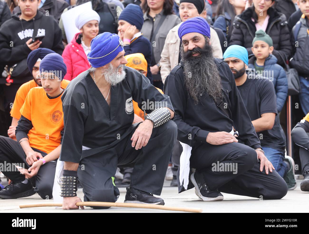 London, UK, 6. April 2024. Ein umfassendes Programm der Sikh-Traditionen unterhielt die Menschenmassen auf dem Trafalgar Square für das Vaisakhi Festival. Es ist der erste Tag des Monats Vaisakh und wird traditionell jährlich am 13./14. April gefeiert, für die Frühlingsernte in Punjab und Nordindien. Kredit : Monica Wells/Alamy Live News Stockfoto