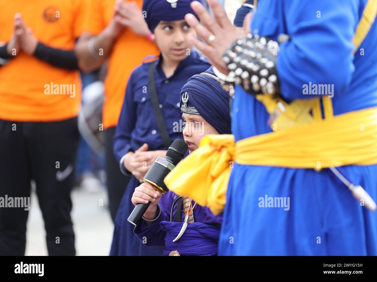 London, UK, 6. April 2024. Ein umfassendes Programm der Sikh-Traditionen unterhielt die Menschenmassen auf dem Trafalgar Square für das Vaisakhi Festival. Es ist der erste Tag des Monats Vaisakh und wird traditionell jährlich am 13./14. April gefeiert, für die Frühlingsernte in Punjab und Nordindien. Kredit : Monica Wells/Alamy Live News Stockfoto