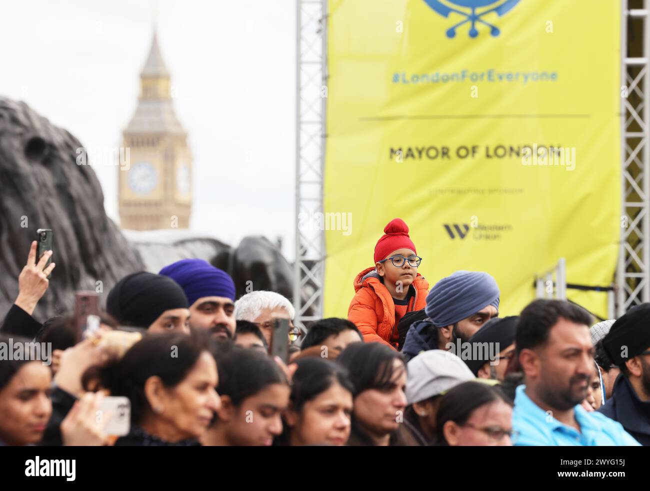 London, UK, 6. April 2024. Ein umfassendes Programm der Sikh-Traditionen unterhielt die Menschenmassen auf dem Trafalgar Square für das Vaisakhi Festival. Es ist der erste Tag des Monats Vaisakh und wird traditionell jährlich am 13./14. April gefeiert, für die Frühlingsernte in Punjab und Nordindien. Kredit : Monica Wells/Alamy Live News Stockfoto