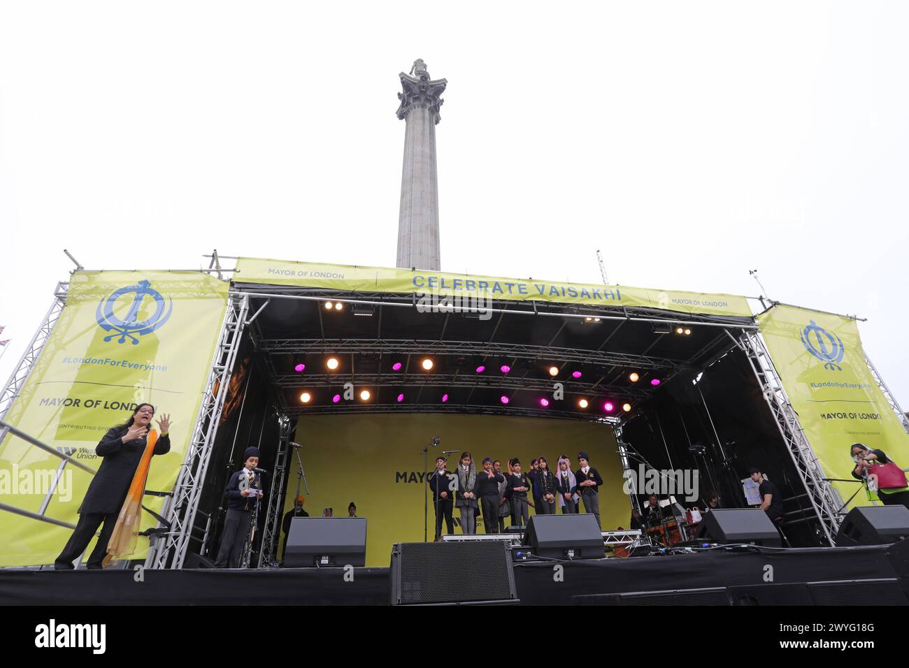 London, UK, 6. April 2024. Ein umfassendes Programm der Sikh-Traditionen unterhielt die Menschenmassen auf dem Trafalgar Square für das Vaisakhi Festival. Es ist der erste Tag des Monats Vaisakh und wird traditionell jährlich am 13./14. April gefeiert, für die Frühlingsernte in Punjab und Nordindien. Kredit : Monica Wells/Alamy Live News Stockfoto