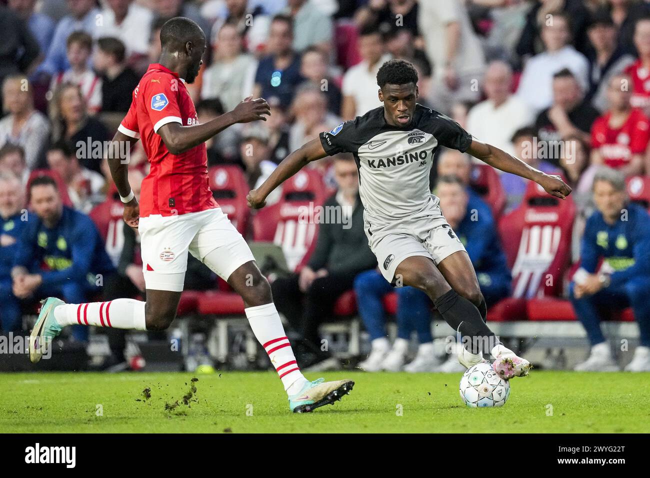 EINDHOVEN - (l-r) Jordan Teze vom PSV Eindhoven, Ernest Poku von AZ Alkmaar während des niederländischen Eredivisie-Spiels zwischen PSV Eindhoven und AZ Alkmaar im Phillips-Stadion am 6. April 2024 in Eindhoven, Niederlande. ANP | Hollandse Hoogte | ED VAN DE POL Stockfoto