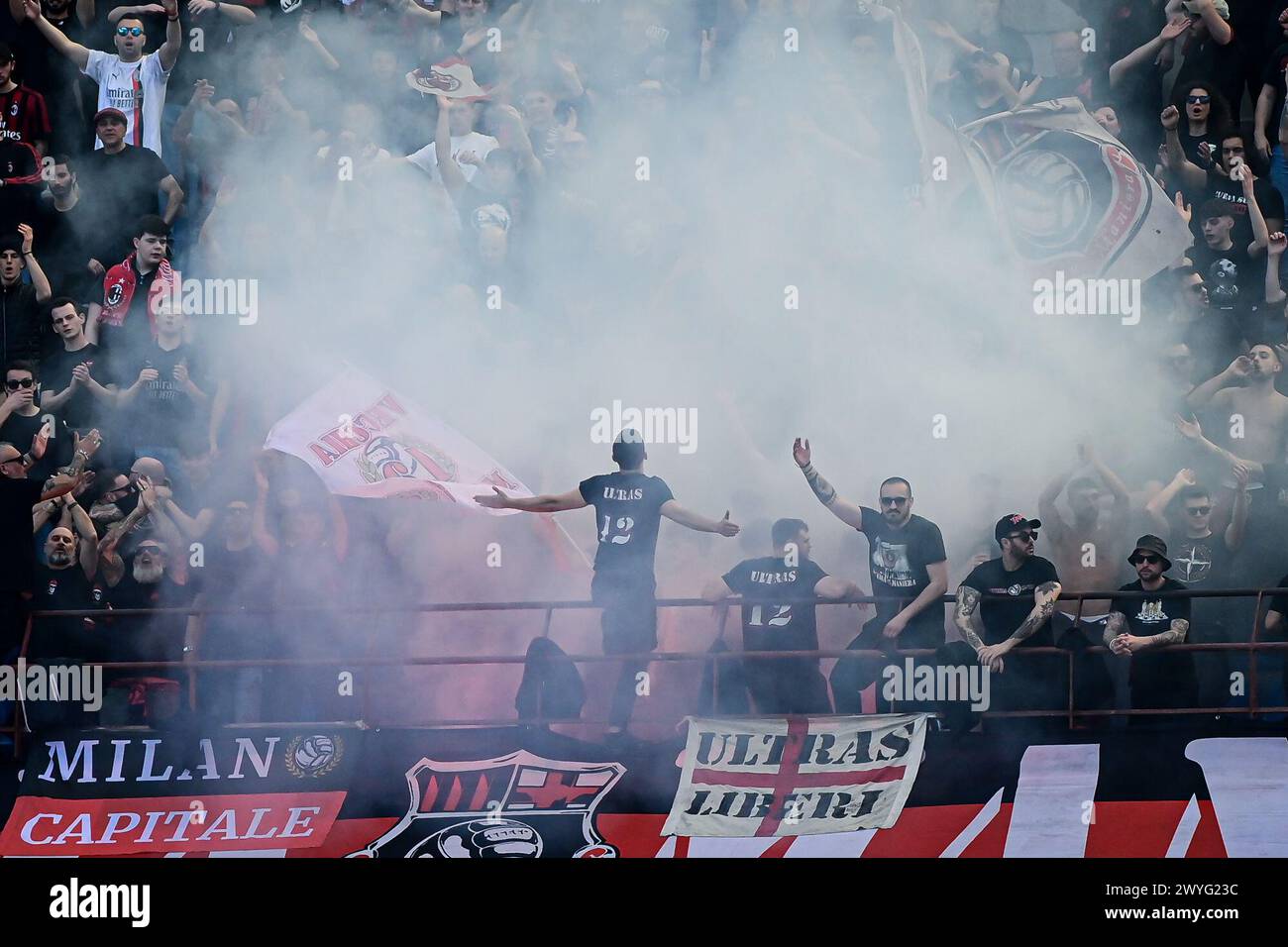 Die Fans des AC Mailand jubeln ihr Team beim italienischen Fußball-Spiel der Serie A AC Mailand gegen Lecce am 6. April 2024 im San Siro Stadion in Mailand an. Credit: Piero Cruciatti/Alamy Live News Stockfoto