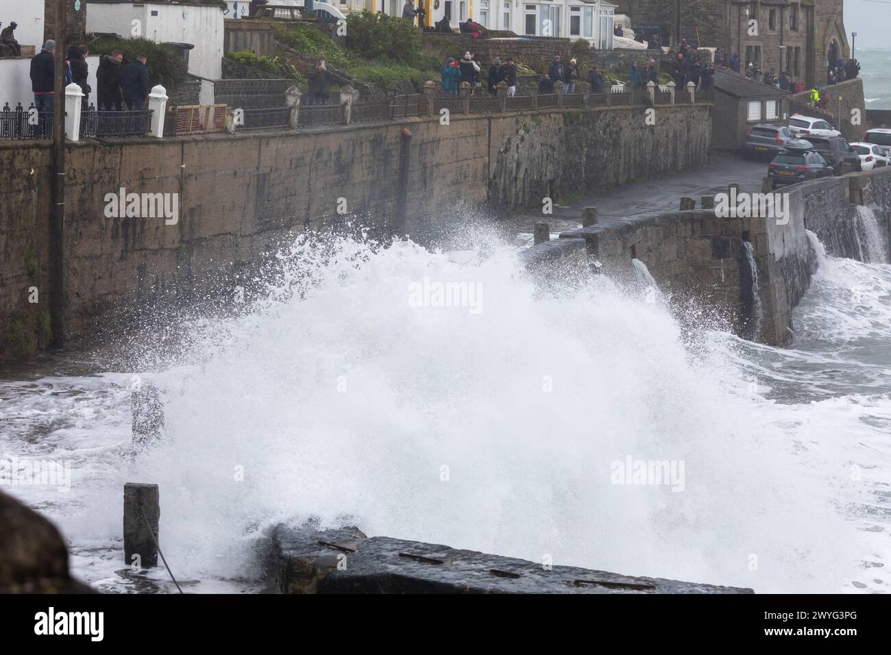 Porthleven, Cornwall, 6. April 2024, Sturm Kathleen, der den Südwesten durchquert, verursachte große Wellen und stürmische Meere in Porthleven. Die Temperatur betrug 13 °C und die Prognose ist, dass die böigen Winde den ganzen Tag anhalten. Quelle: Keith Larby/Alamy Live News Stockfoto