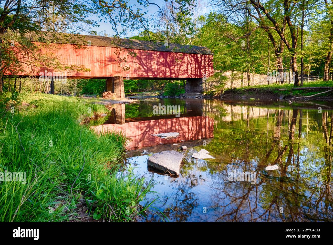 Die Frankenfield Covered Bridge spiegelt sich im Tinicum River, Bucks County, Pennsylvania Stockfoto