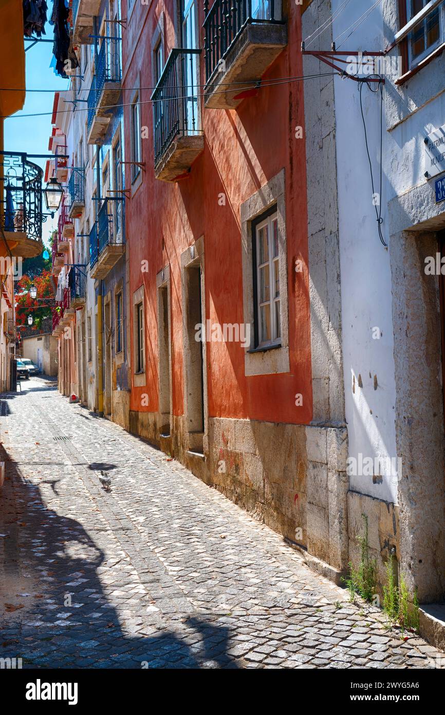Enge Kopfsteinpflasterstraße in der Altstadt von Lissabon, Rua do Sprito Santo, Portugal Stockfoto