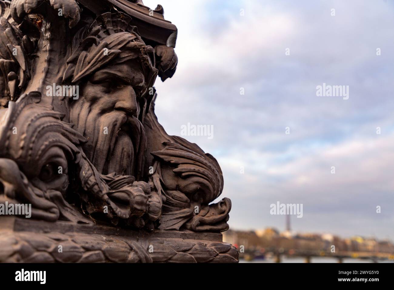 Dekorationsschmuck aus Gusseisen mit menschlichem Gesicht, typische Laterne auf einer Brücke in Paris, Frankreich. Stockfoto