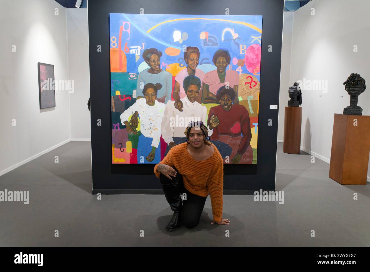 Paris, Frankreich. April 2024. Der US-amerikanische Maler Khalif Tahir Thompson posiert vor seinem Gemälde KÜHLE WINDE BLASEN NICHT in der Galerie Zidoun Bossutt Stockfoto