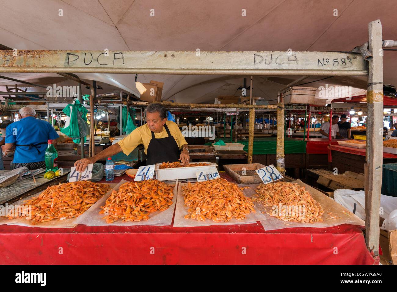 Belem, Brasilien - 26. Dezember 2023: Getrocknete Garnelen zum Verkauf auf dem Markt Ver o Peso. Trocken gesalzene Garnelen sind beliebte Zutaten in der regionalen Küche. Stockfoto