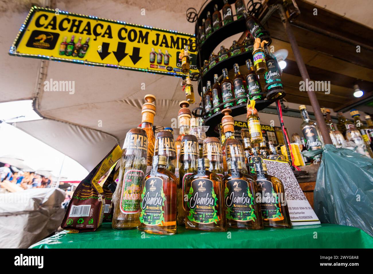 Belem, Brasilien - 26. Dezember 2023: Verschiedene alkoholische Getränke zum Verkauf auf dem Markt Ver o Peso. Der beliebteste ist Jambu Likör, der berühmt ist. Stockfoto