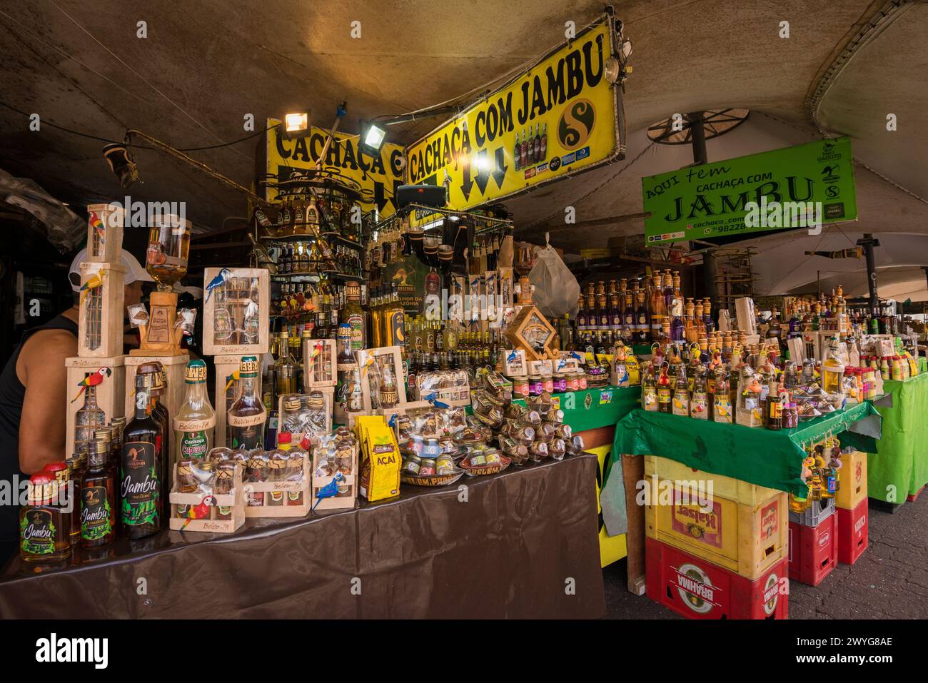 Belem, Brasilien - 26. Dezember 2023: Verschiedene alkoholische Getränke zum Verkauf auf dem Markt Ver o Peso. Der beliebteste ist Jambu Likör, der berühmt ist. Stockfoto