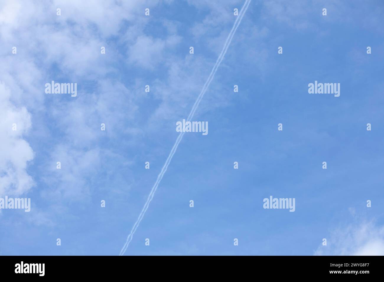 Himmel und Flugzeugabdrücke, für die mäßig gebildeten Chemitrail. Falsche Theorie, Unterbildung. Stockfoto