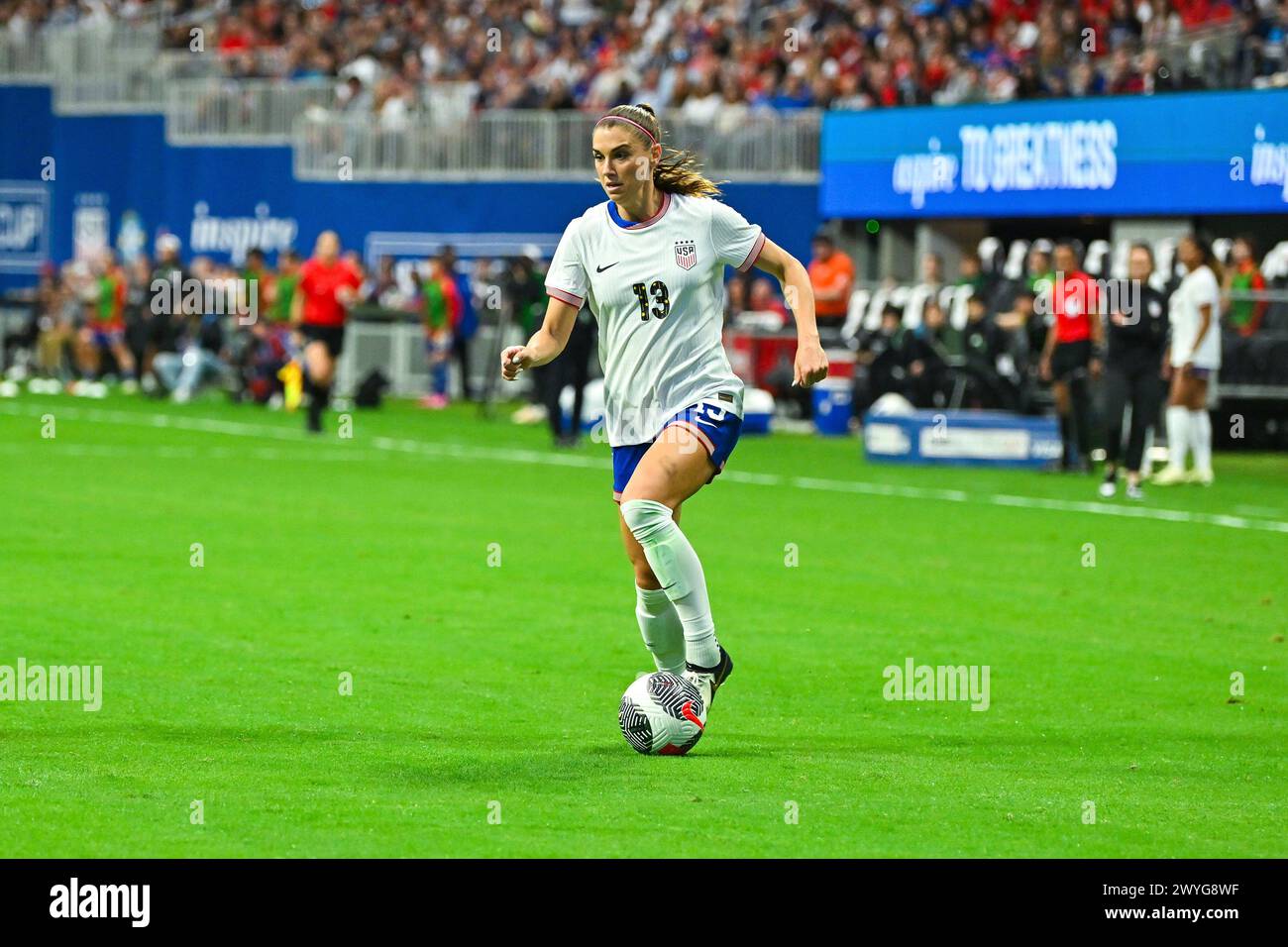 ATLANTA, GA – APRIL 05: United States forward Alex Morgan (13) makes a move during the SheBelieves Cup match between Japan and the United States on April 5th, 2024 at Mercedes-Benz Stadium in Atlanta, GA. (Photo by Rich von Biberstein/Icon Sportswire) (Icon Sportswire via AP Images) Stockfoto