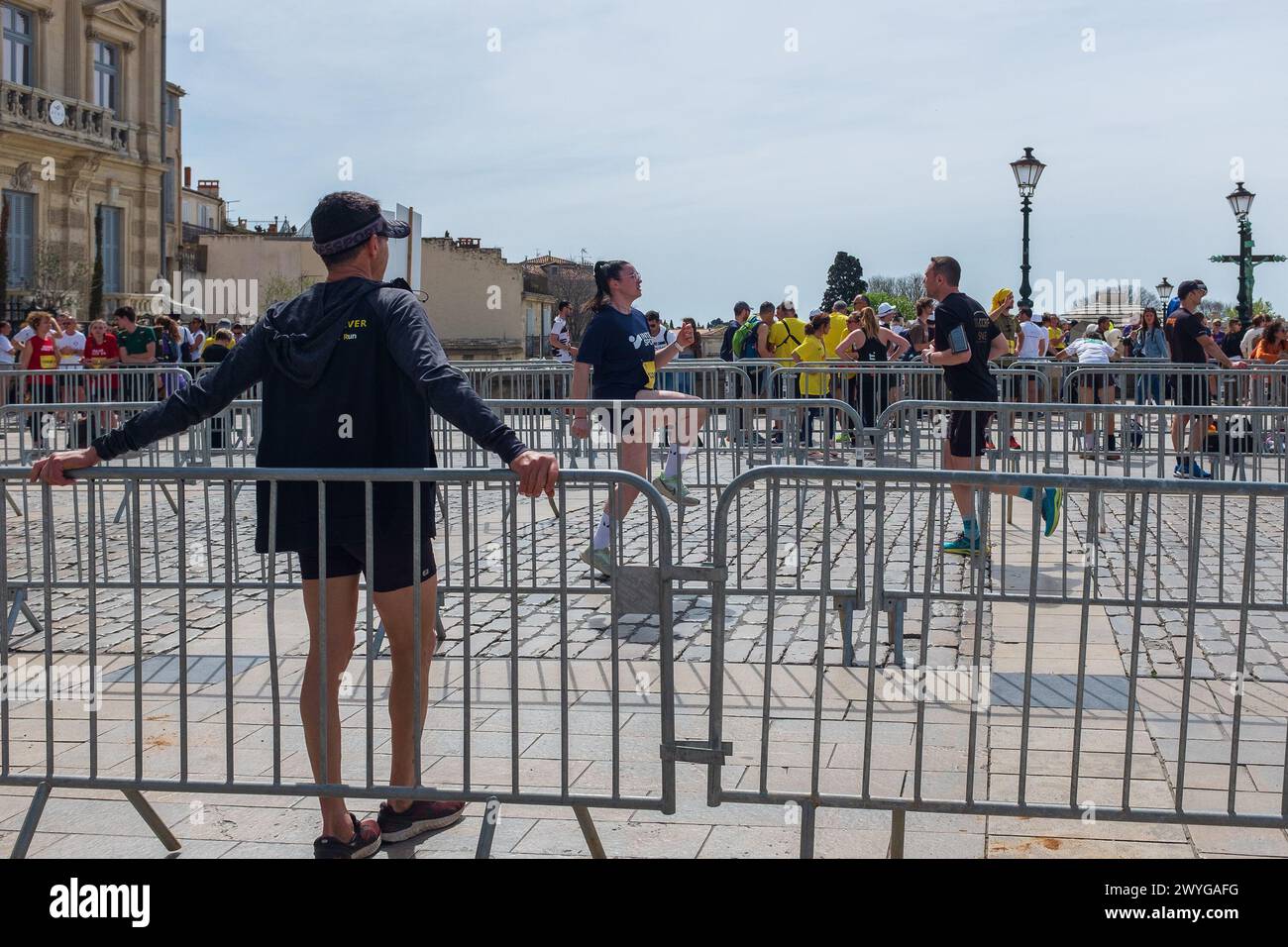 Montpellier, Frankreich. April 2024. Die Läufer wärmen sich vor dem Rennen in Ekiden vor dem Triumphbogen während des Montpellier Run Festivals auf. Credit ReportageMPL/Alamy Live News Stockfoto