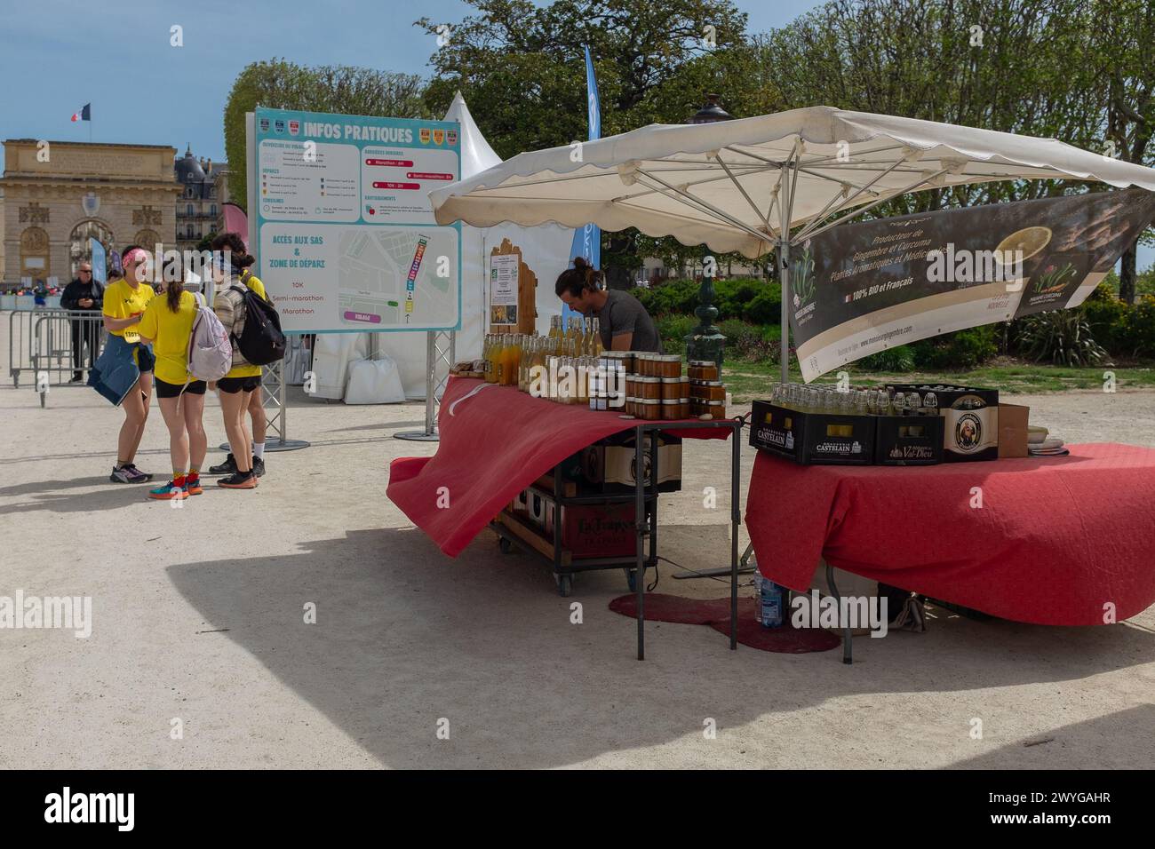 Montpellier, Frankreich. April 2024. Die Teilnehmer des Montpellier Run Festivals unterhalten sich vor dem Stand von Monsieur Gingembre, der Bio-Pflanzen anbaut. Credit ReportageMPL/Alamy Live News Stockfoto