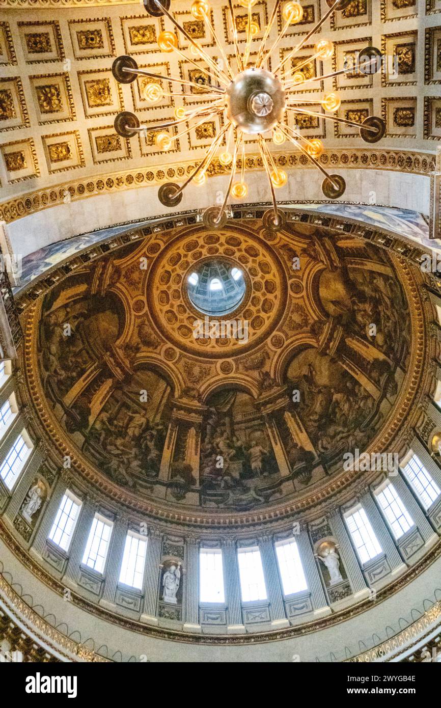 Inneres der Kuppel der St. Paul's Cathedral, London, England, Großbritannien Stockfoto