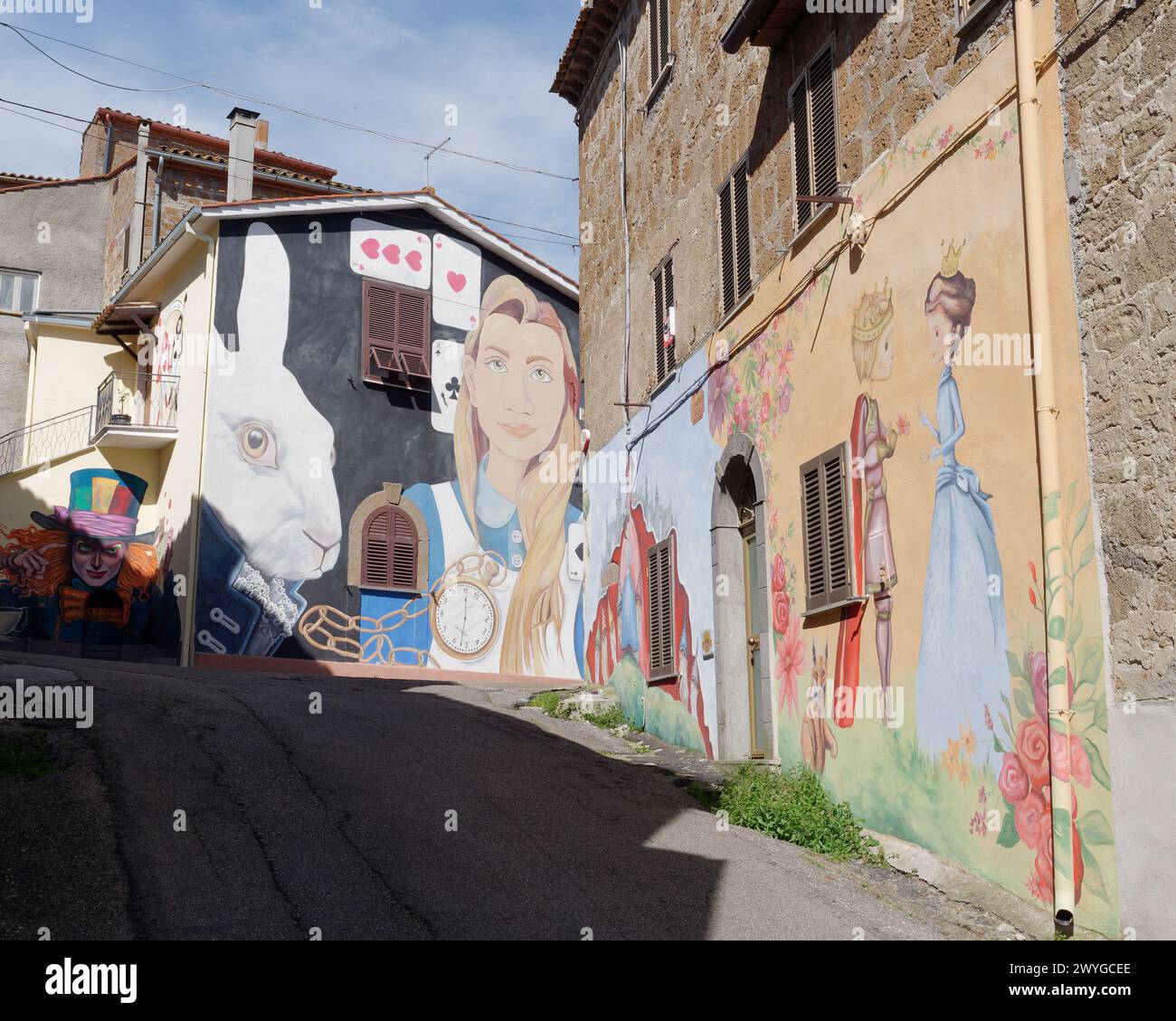 Sant Angelo di Roccalvecce, auch bekannt als die Stadt der Märchen, wegen ihrer Fairy Taled Street Art Provinz Viterbo, Region Latium, Italien. April 2024. Stockfoto