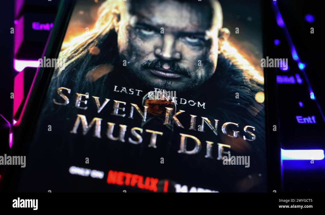 Viersen, Deutschland - 3. April. 2024: Netflix-Serie das letzte Königreich – sieben Könige müssen sterben Cover-Poster auf dem Smartphone-Bildschirm auf der Computertastatur Stockfoto