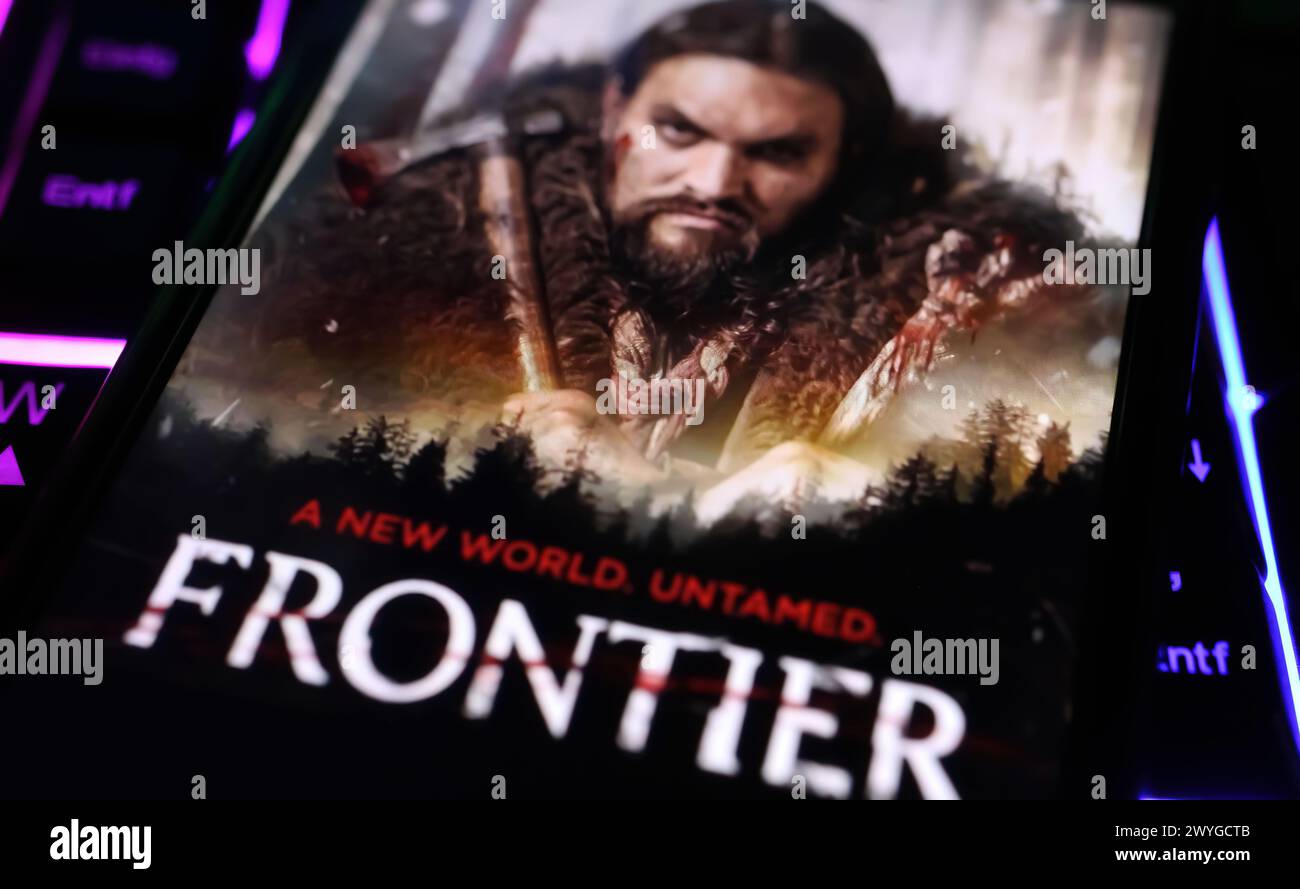 Viersen, Deutschland - 3. April. 2024: Frontier Coster der Netflix-Serie auf dem Smartphone-Bildschirm auf der Computertastatur Stockfoto