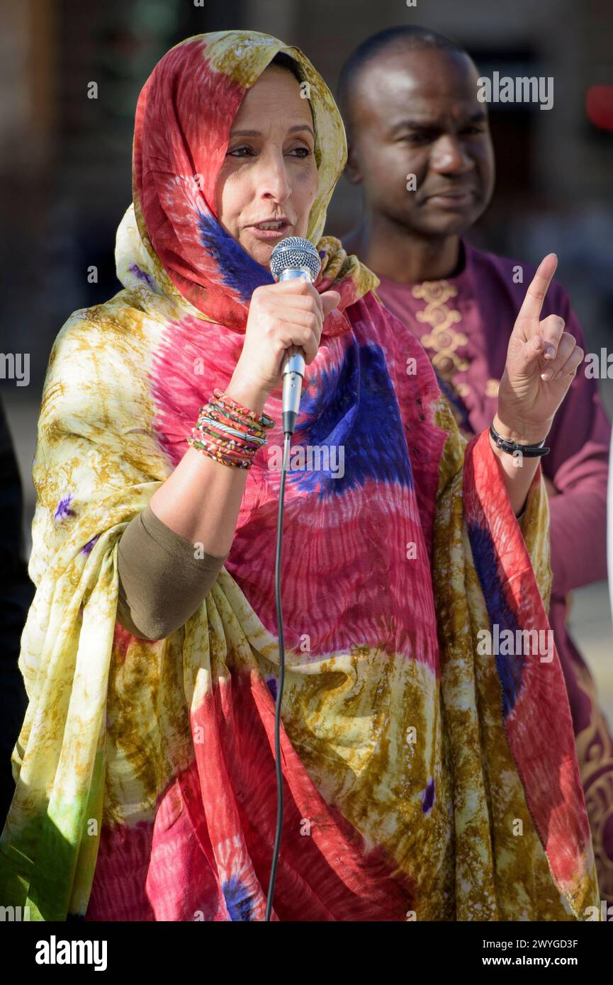 6. April 2024, Rom, Italien: FATIMA MAFUD, die Vertreterin des sahrauischen Volkes in Italien, spricht während der Demonstration zu den Demonstranten, um Solidarität mit dem kongolesischen Volk zu bekunden. die Forderung nach einem "Stopp des anhaltenden Völkermords" und einem Ende der Ausbeutung des afrikanischen Kontinents, die von einigen Verbänden der afrikanischen Gemeinschaften Europas zusammen mit dem Kommunistischen Netzwerk und der Bewegung Hands Off from Africa in Rom organisiert werden. die 30 Jahre bewaffneter Konflikte, die von der westlichen Kriegsindustrie finanziert wurden, haben 15 Millionen Zivilisten und 7 Millionen Menschen getötet Stockfoto