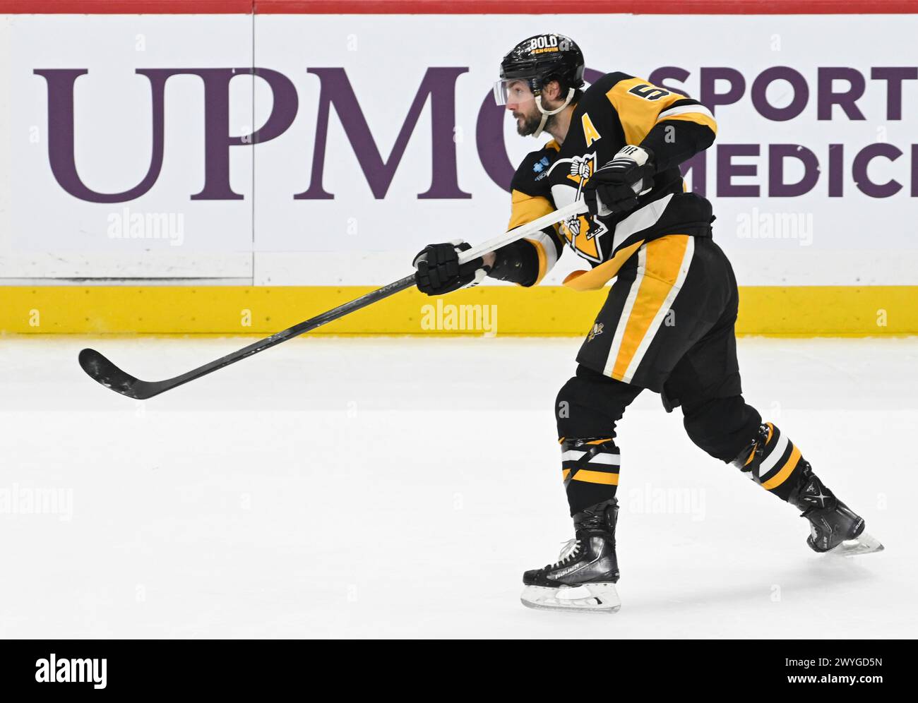Pittsburgh, Usa. April 2024. Der Verteidiger Kris Letang (58) der Pittsburgh Penguins schießt und erzielt am Samstag, den 6. April 2024, in der PPG Paints Arena in Pittsburgh in der zweiten Phase gegen die Tampa Bay Lightning. Foto von Archie Carpenter/UPI. Quelle: UPI/Alamy Live News Stockfoto