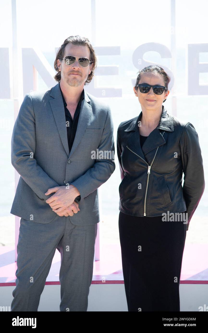 Cannes, Frankreich. April 2024. Jonathan Nolan und Athena Wickham nahmen am 6. April 2024 am Fallout Photocall im Rahmen des 7. CannesSeries International Festivals in Cannes Teil. Foto: Aurore Marechal/ABACAPRESS.COM Credit: Abaca Press/Alamy Live News Stockfoto