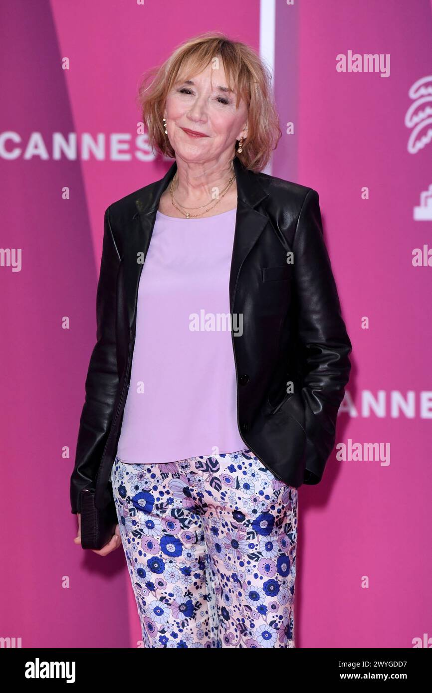 Cannes, Frankreich. April 2024. Cannes - 7. Internationales Canneseries Festival - Rosa Teppich Tag 2 - Marie-Anne Chazel Credit: Unabhängige Fotoagentur/Alamy Live News Stockfoto