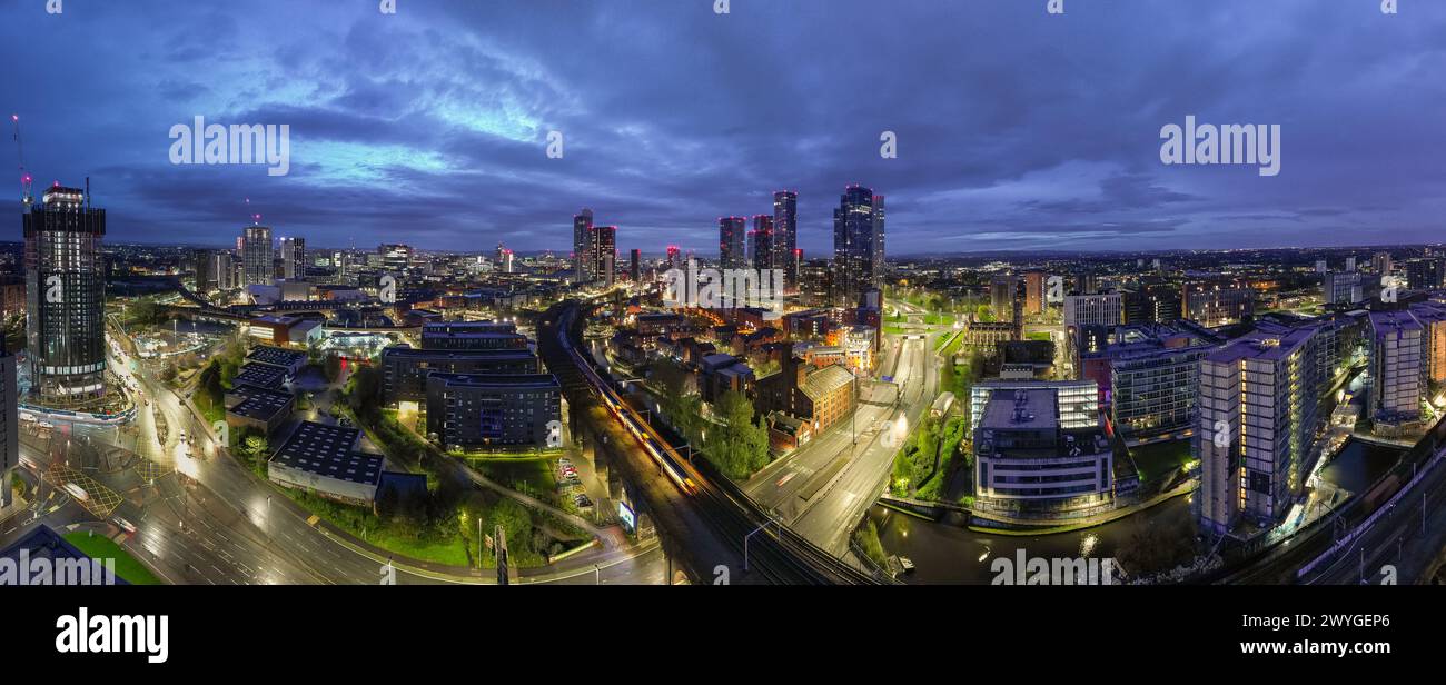 Die Sonnenaufgänge über dem Deansgate Square, einem Wolkenkratzer am südlichen Rand des Manchester City Centre, UK, werden sie genannt, Nord, West, Stockfoto