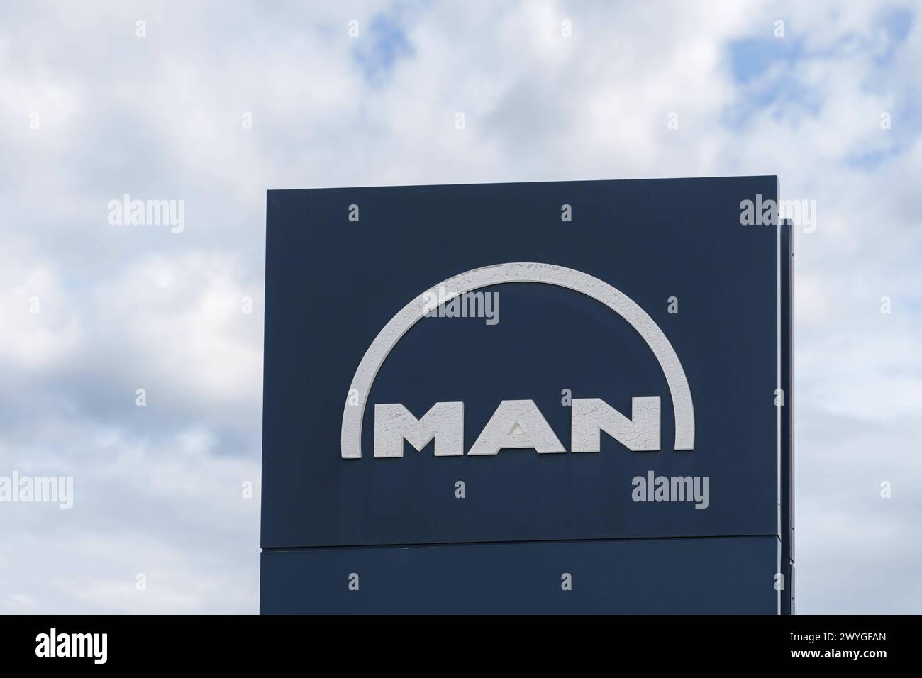 Gersthofen, Bayern, Deutschland - 23. September 2023: MAN Truck & Bus SE Logo vor blauem Himmel *** Logo von MAN Truck & Bus SE vor blauem Himmel Stockfoto